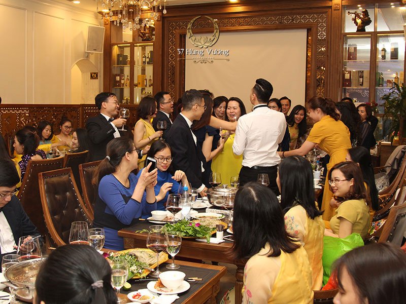 Tổ chức tiệc cuối năm tại nhà hàng 37A Hùng Vương
