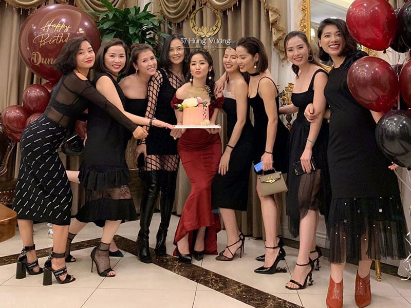 37 Hùng Vương – Nhà hàng có phòng riêng tổ chức sinh nhật phong cách tân cổ điển