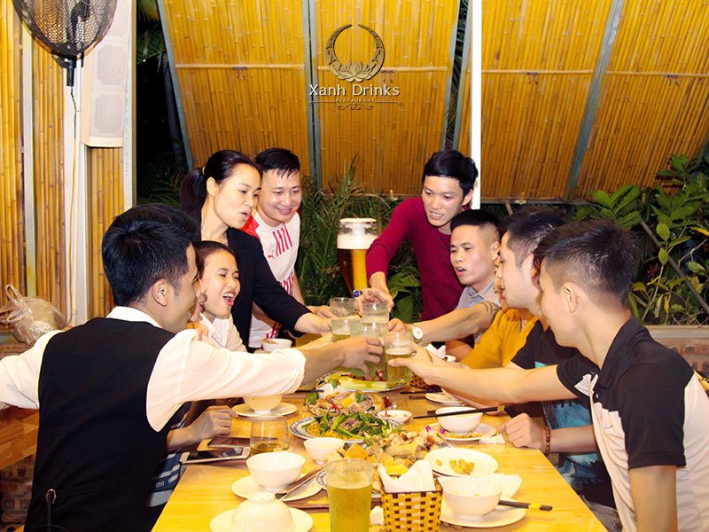 Thưởng thức bia hơi Hà Nội chuẩn vị tại nhà hàng Xanh Drinks